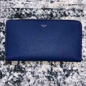 LARGE ZIPPED MULTIFUNCTION IN DRUMMED CALFSKIN